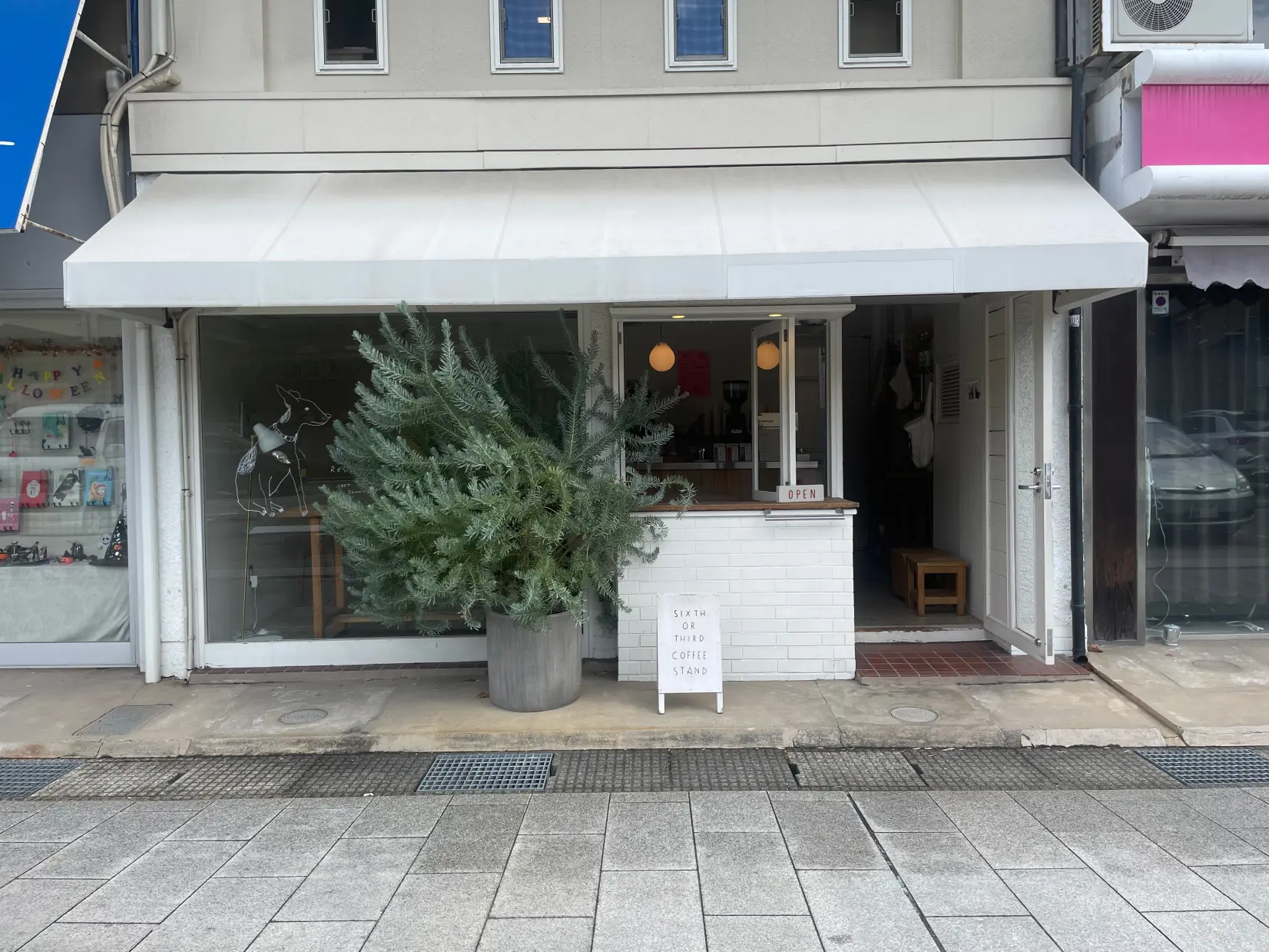 【２．SIXTH OR THIRD COFFEE STAND】路地に佇む白いコーヒースタンド-2