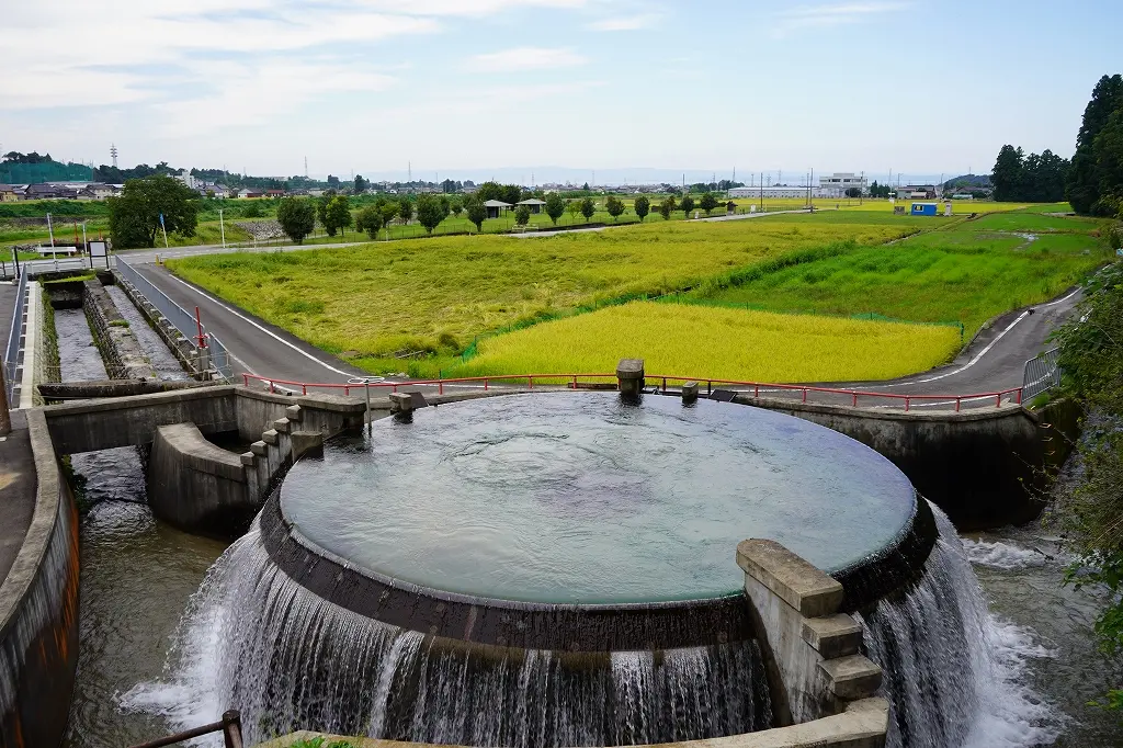 近くのオススメスポット「東山円筒分水槽（ひがしやまえんとうぶんすいそう）」と「魚津桃山運動公園」-0