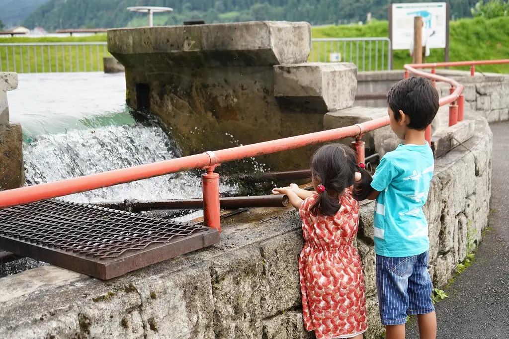 近くのオススメスポット「東山円筒分水槽（ひがしやまえんとうぶんすいそう）」と「魚津桃山運動公園」-3