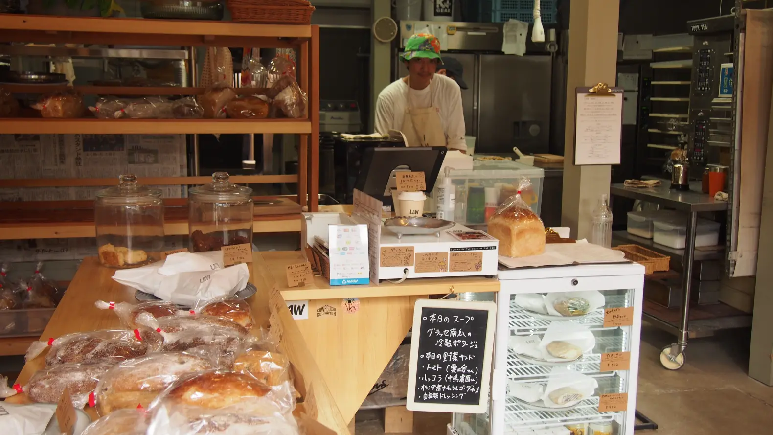 【LAW】自然由来の味を楽しめるベーカリーカフェ-1