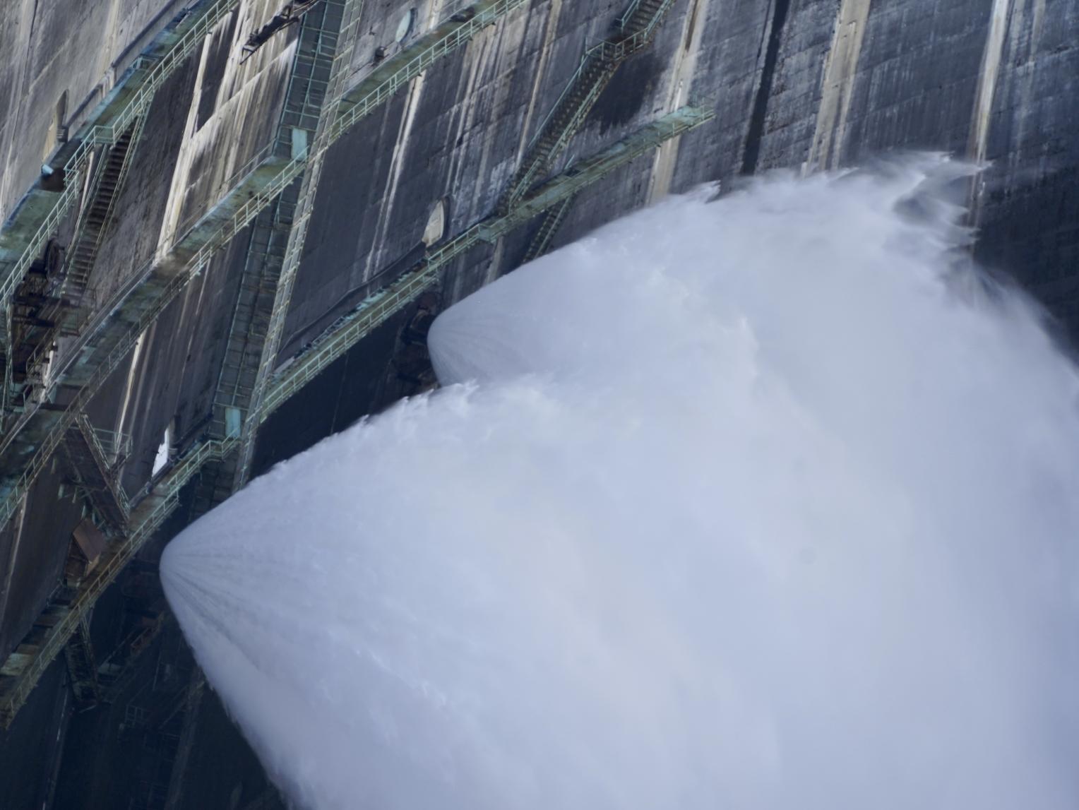 黒部ダム：えん堤の高さ186m！日本一のアーチダム-1