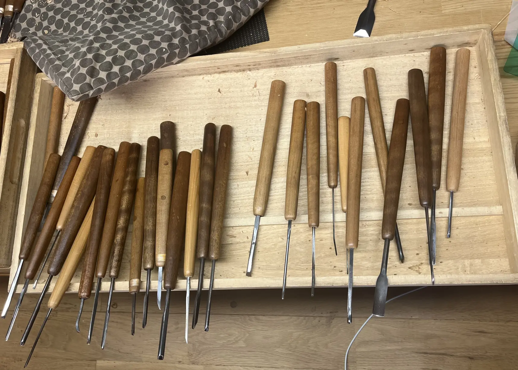 300を超えるノミと彫刻刀で制作-0