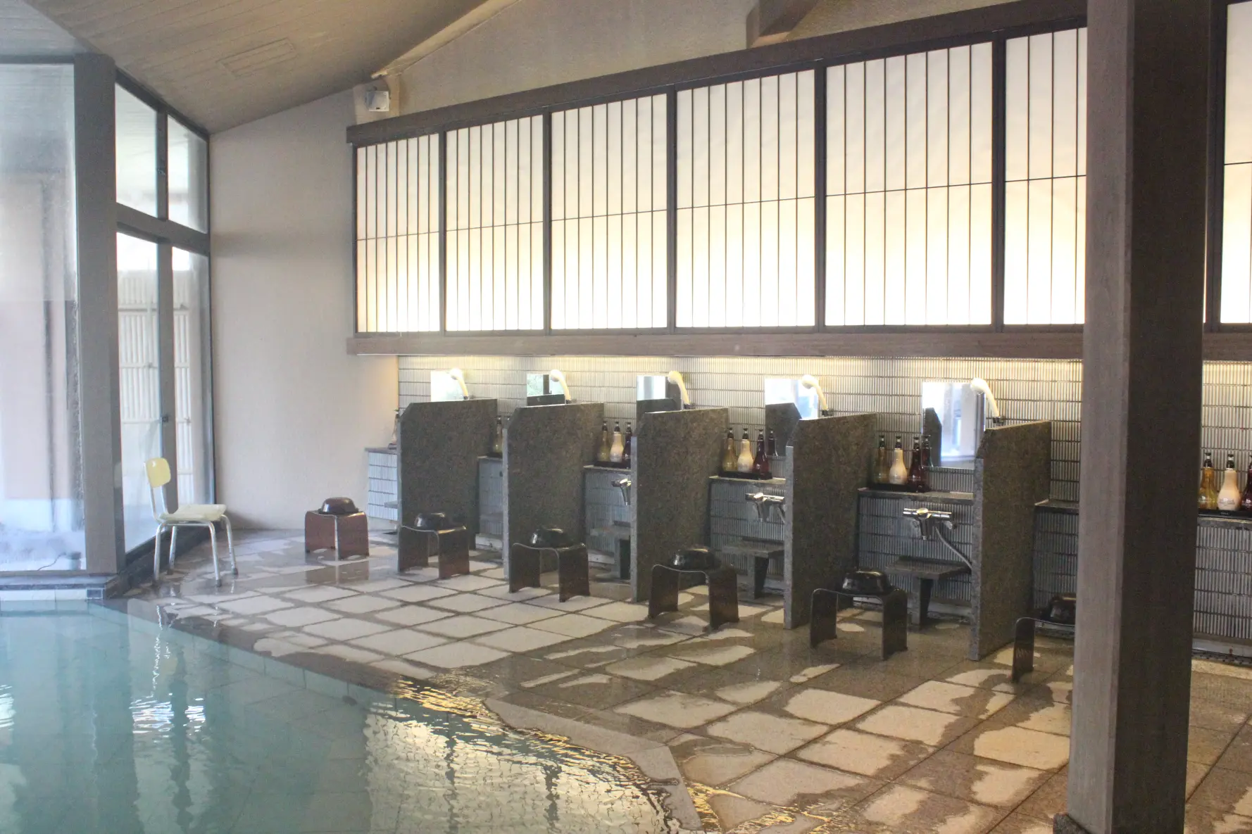 日本庭園に面した温泉-4