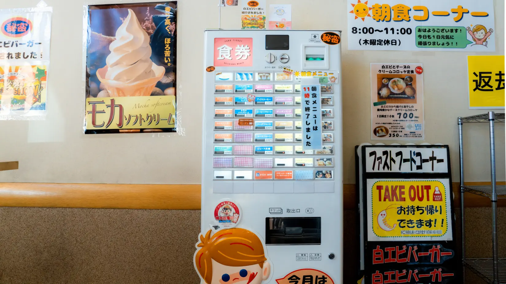 名物白エビバーガーも食べられるフードコート！-1