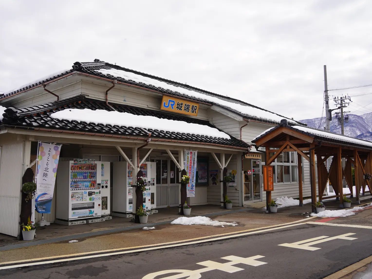 城端駅：南砺市観光の中心地-0