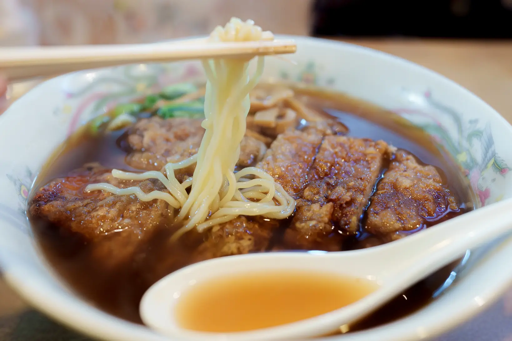 「餃子菜館 将来軒」サクサクのカツがのったロースラーメン【高岡市】-1