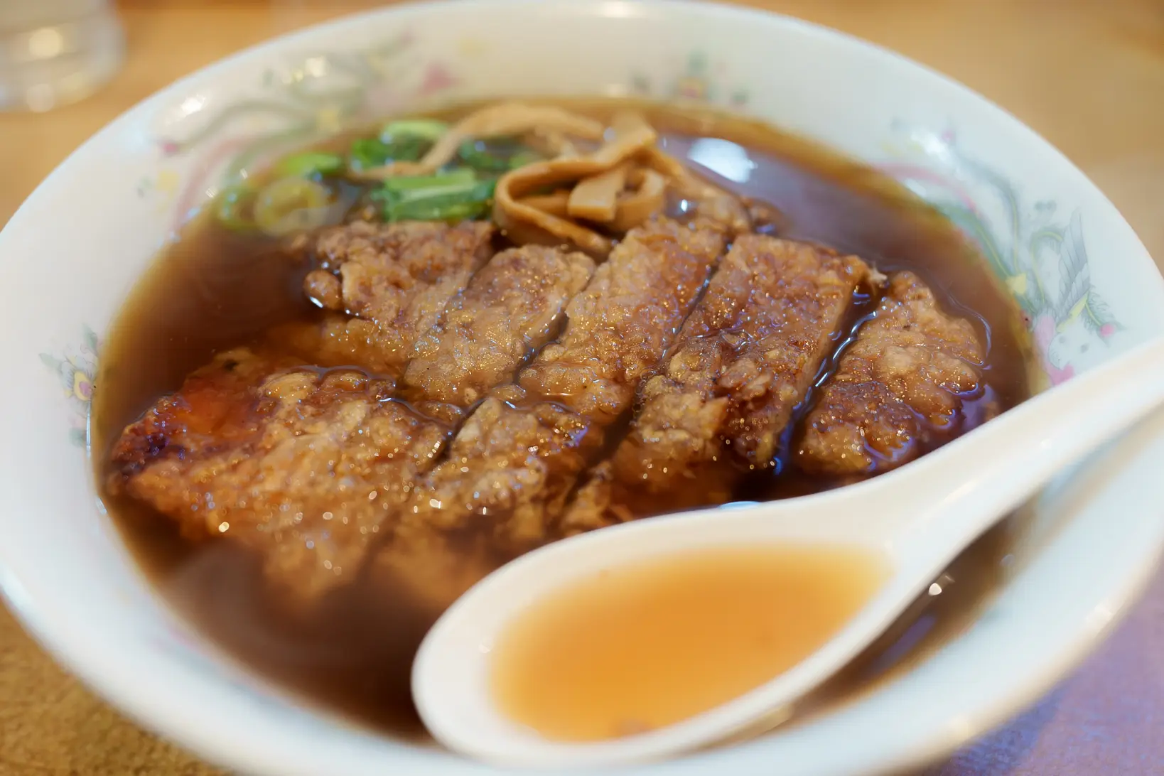 「餃子菜館 将来軒」サクサクのカツがのったロースラーメン【高岡市】-0