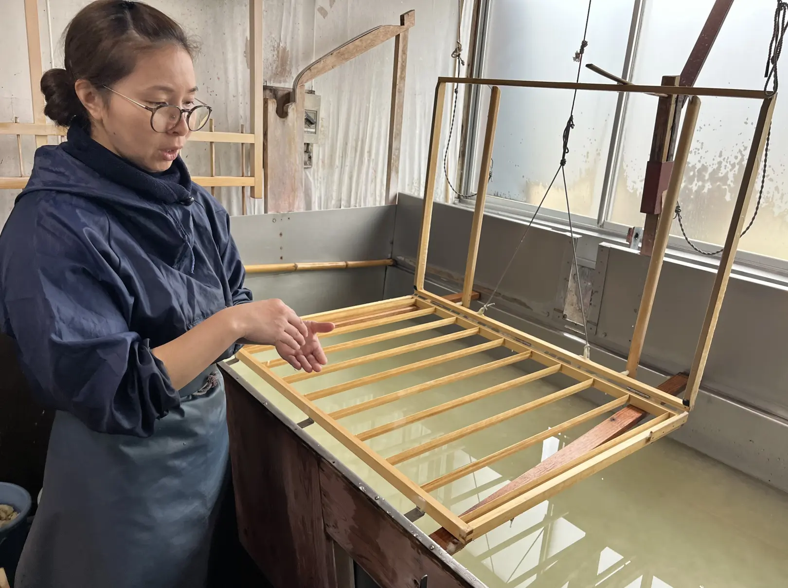 気さくで朗らかな紙すき職人の加藤祐子さん-0
