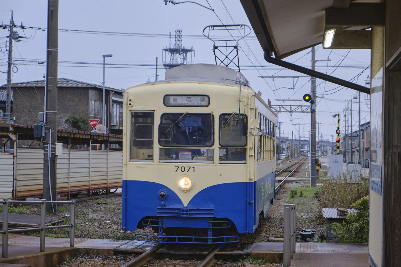 万葉線で高岡駅へ-0