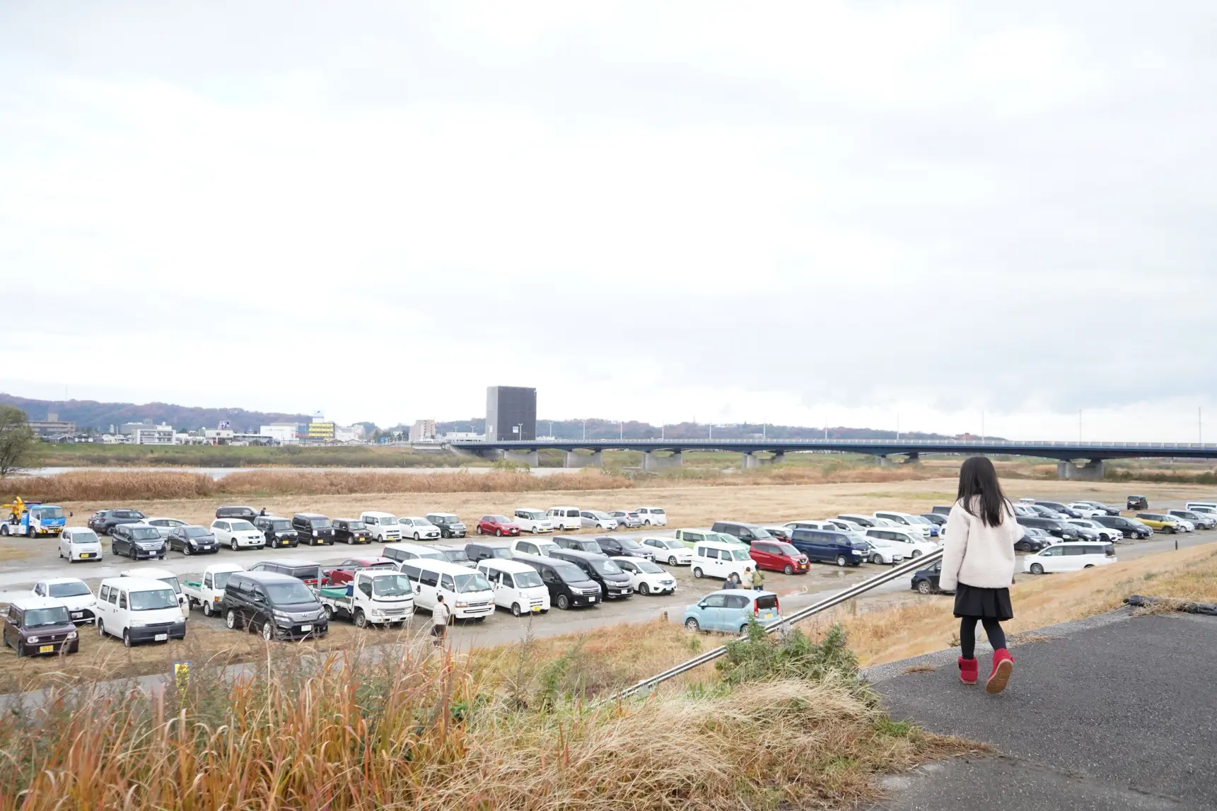 車でお越しの際は、神通川沿いに停められます！-0