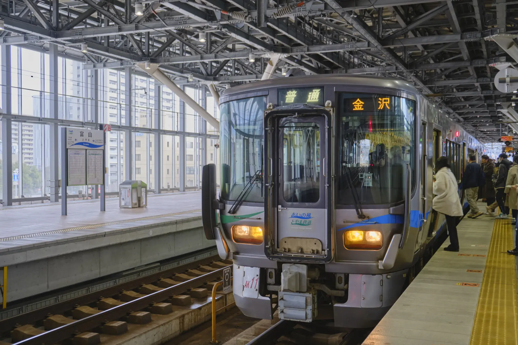 電車とバスを乗り継ぎ移動-0