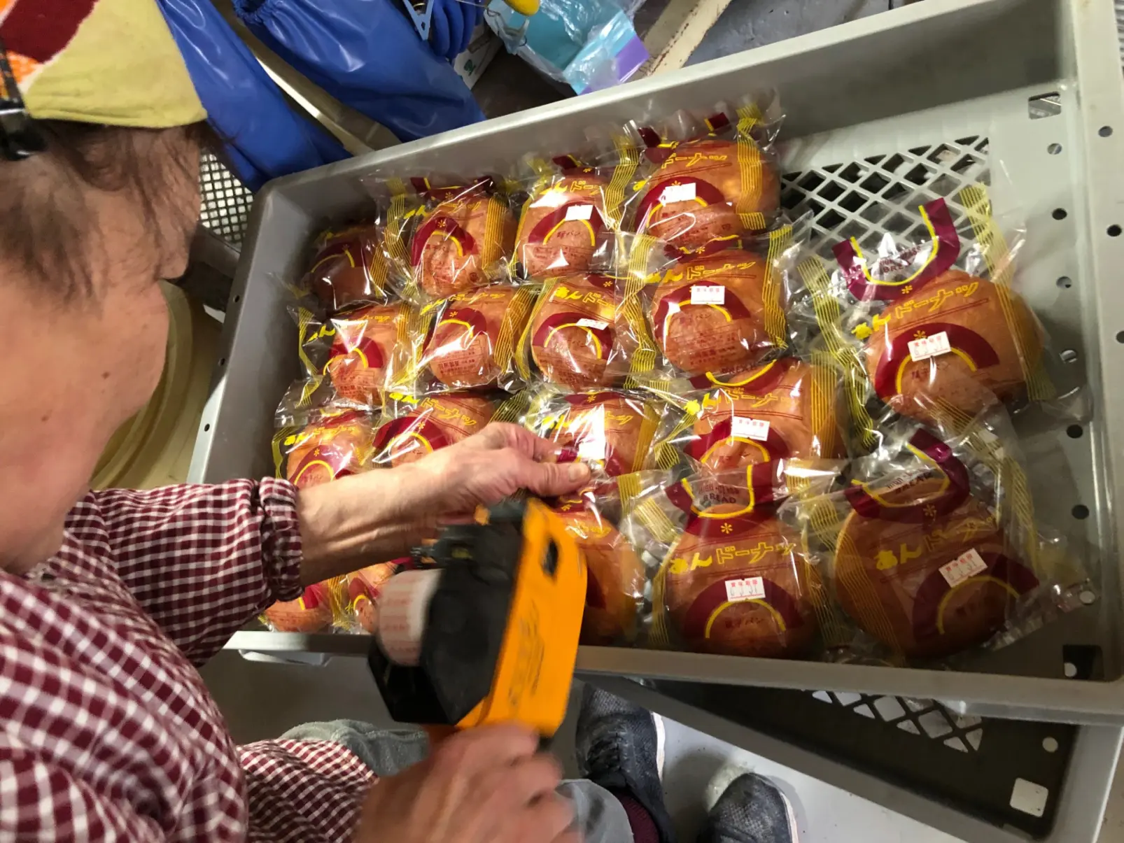 「あんドーナツ」製造現場を特別に見学！！美味しいあんドーナツがお店に並ぶまで-6