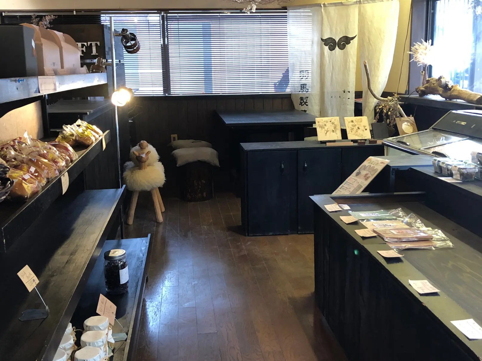 店内にはイートインスペースほか、落ち着ける工夫がいっぱい！-0