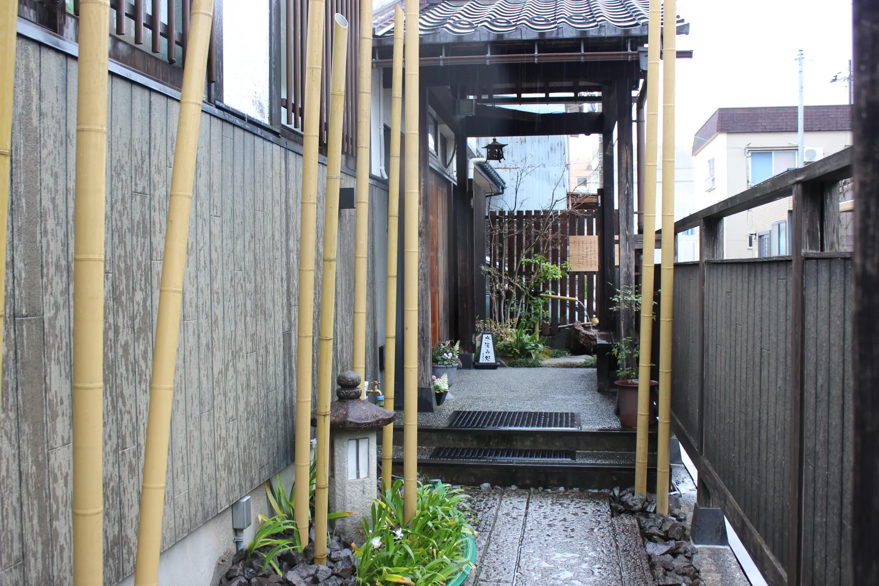 入り口には湧き水が！-2