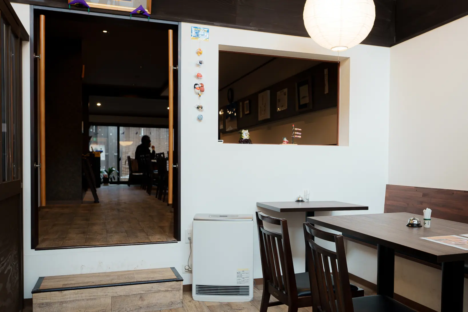 奥行きのある落ち着いた店内-0