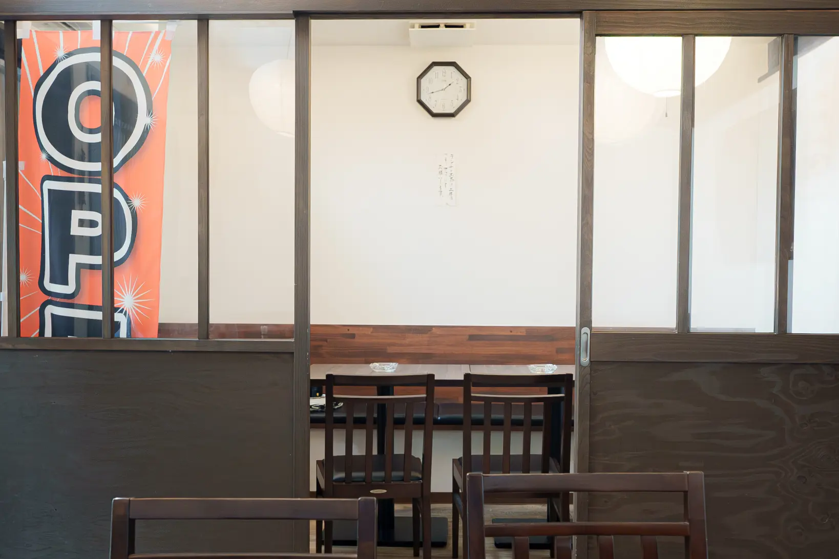 奥行きのある落ち着いた店内-2