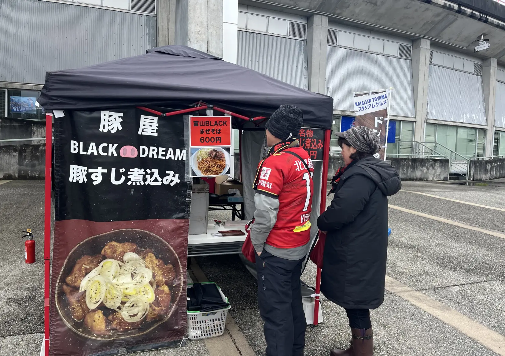 【豚屋BLACKDREAM】「豚すじ煮込み」ほたほたな豚とパンチの効いたスープ-1