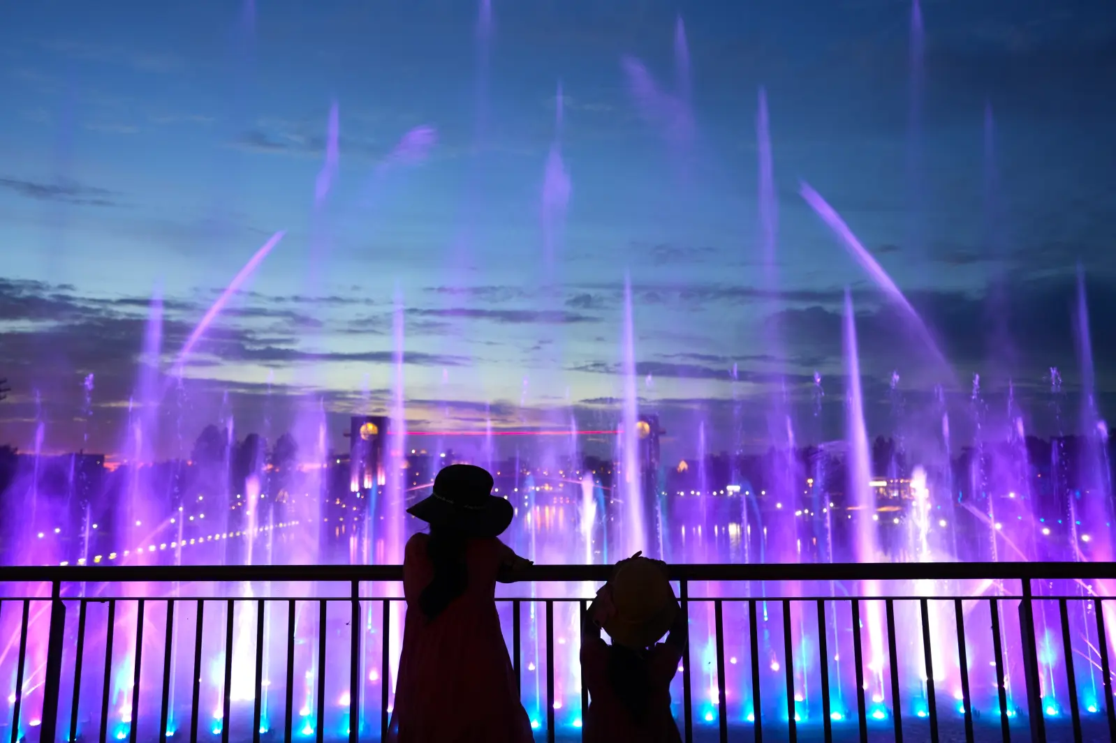 【オススメ１】運河環水環水公園で行われる音楽と光の噴水ショー「環水公園サマーファウンテン」-0