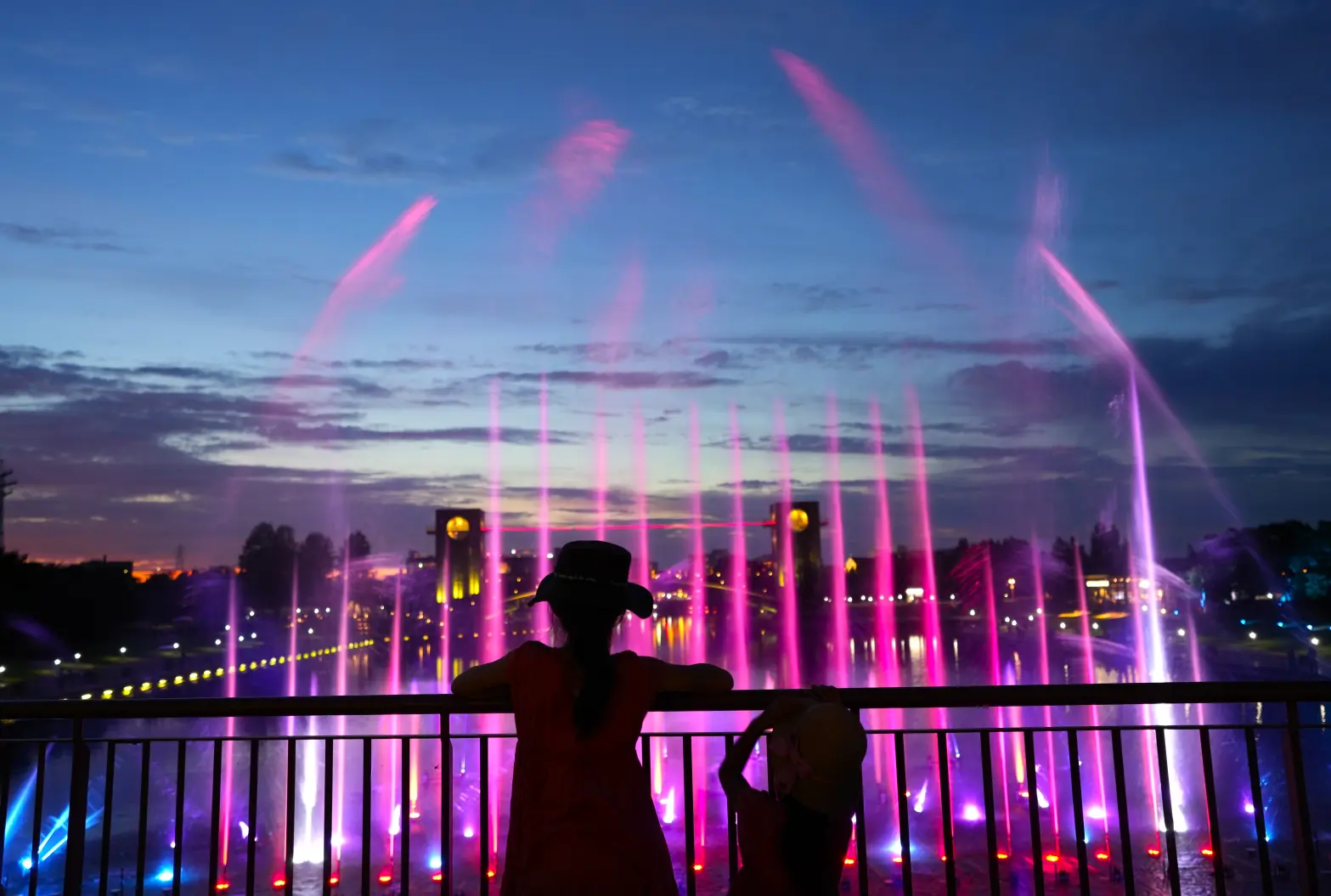 【オススメ１】運河環水環水公園で行われる音楽と光の噴水ショー「環水公園サマーファウンテン」-1