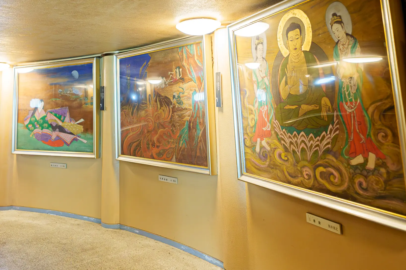 台座の内部の展示物-1