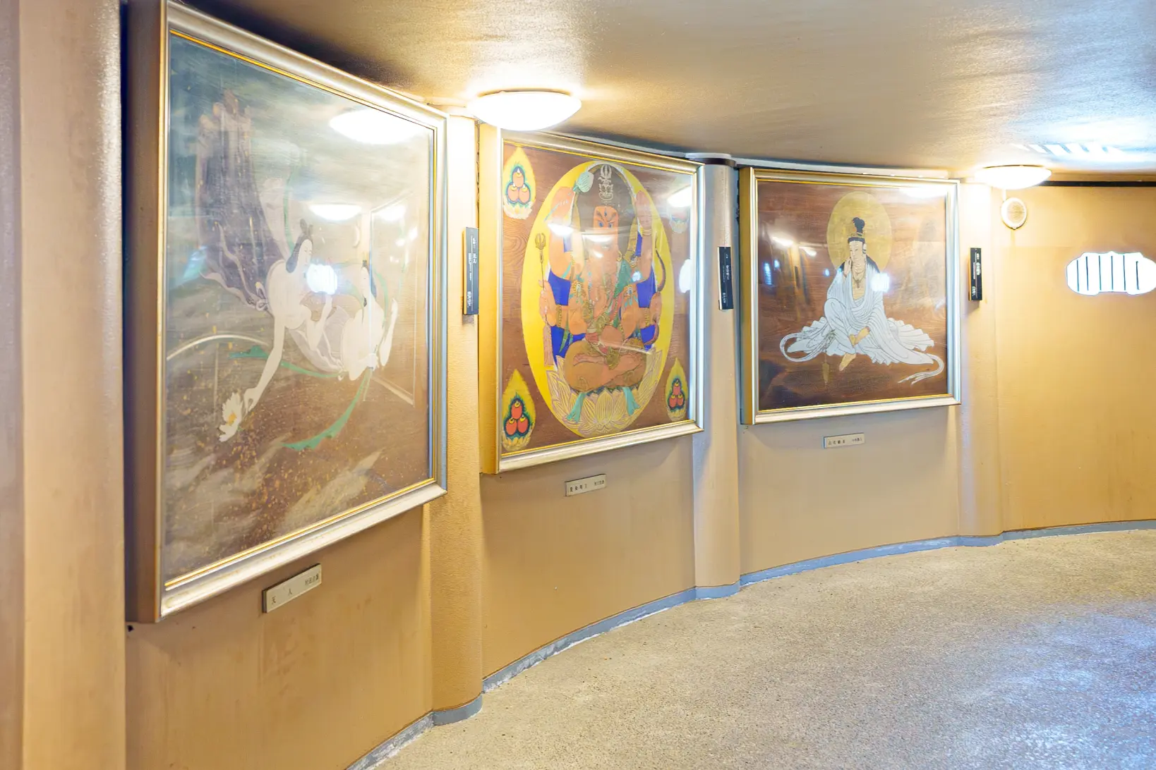 台座の内部の展示物-0