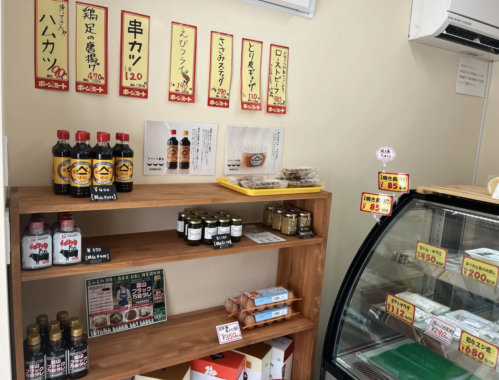 お土産に最適な富山県産の調味料なども並ぶ-0