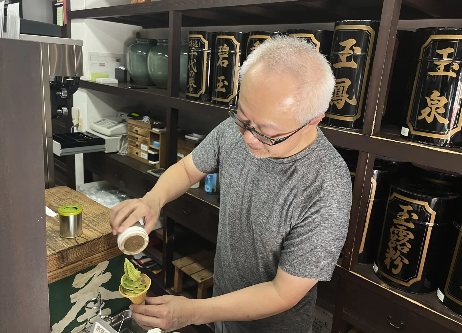 「栗林園」お茶屋さん目利きのほうじ茶・抹茶ソフト-0