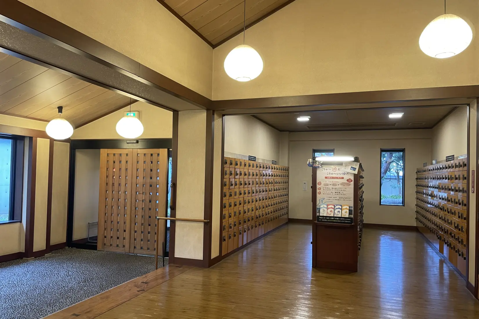 富山駅から電車で6分！広い駐車場も完備-3