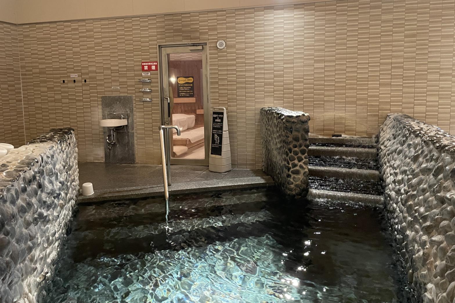 サウナ好きに大人気の「高温タワーサウナ」と「備長炭冷水風呂」-2