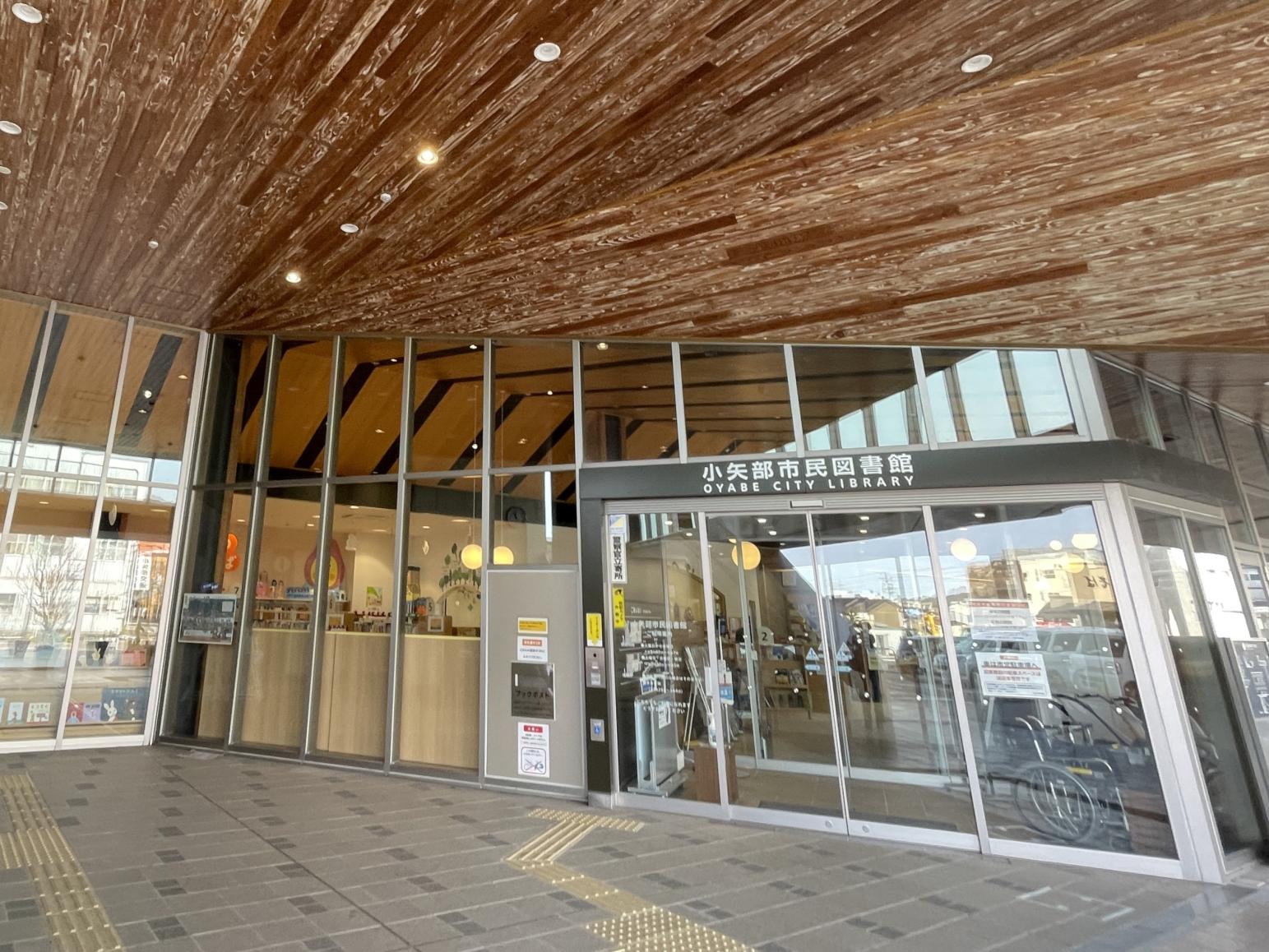 電車待ちにも便利！石動駅に直結の「小矢部市民図書館」-0