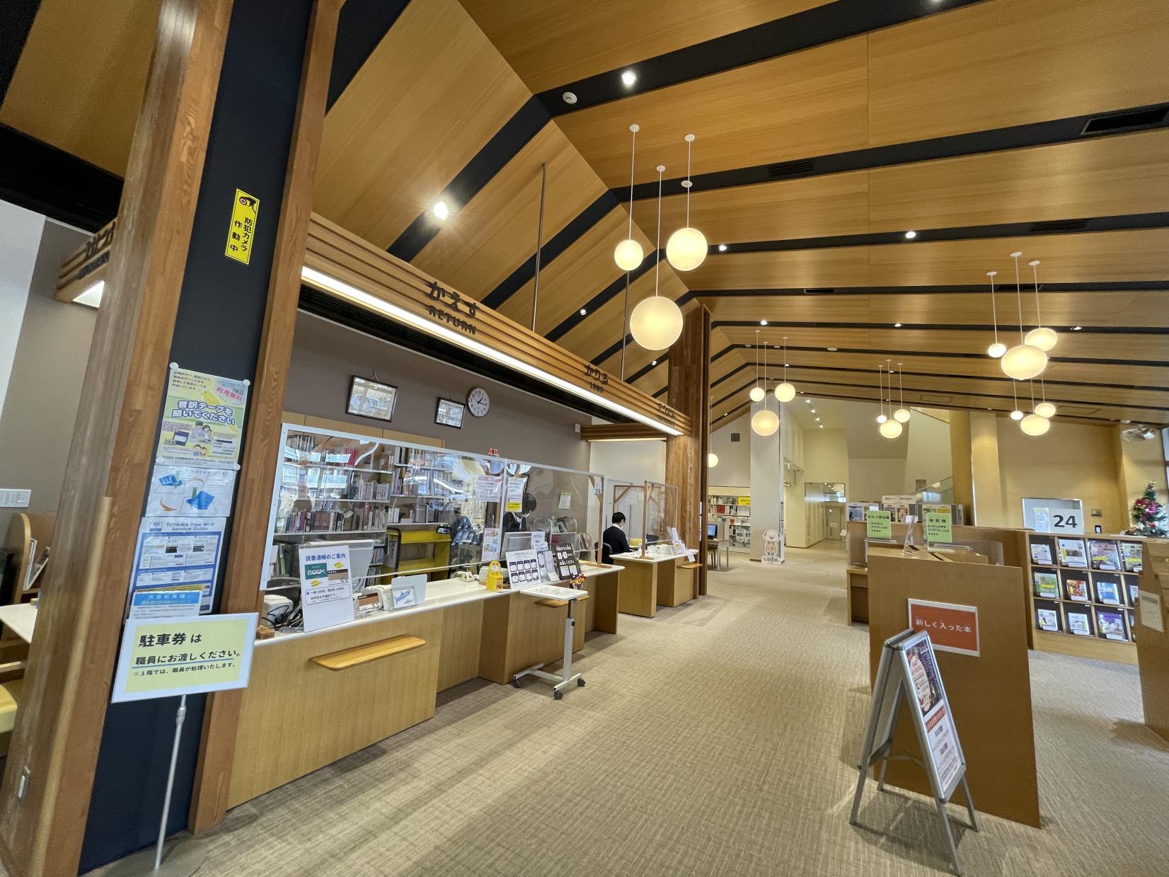 電車待ちにも便利！石動駅に直結の「小矢部市民図書館」-1