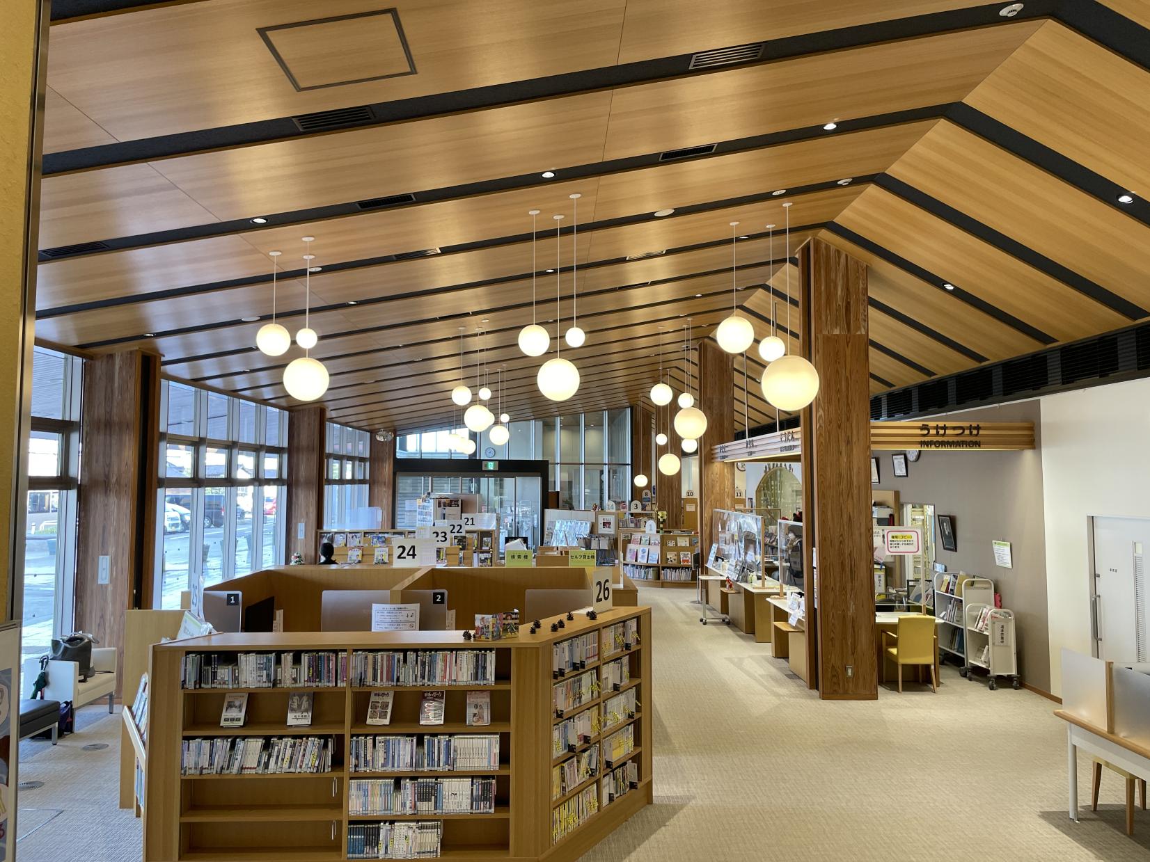 電車待ちにも便利！石動駅に直結の「小矢部市民図書館」-2