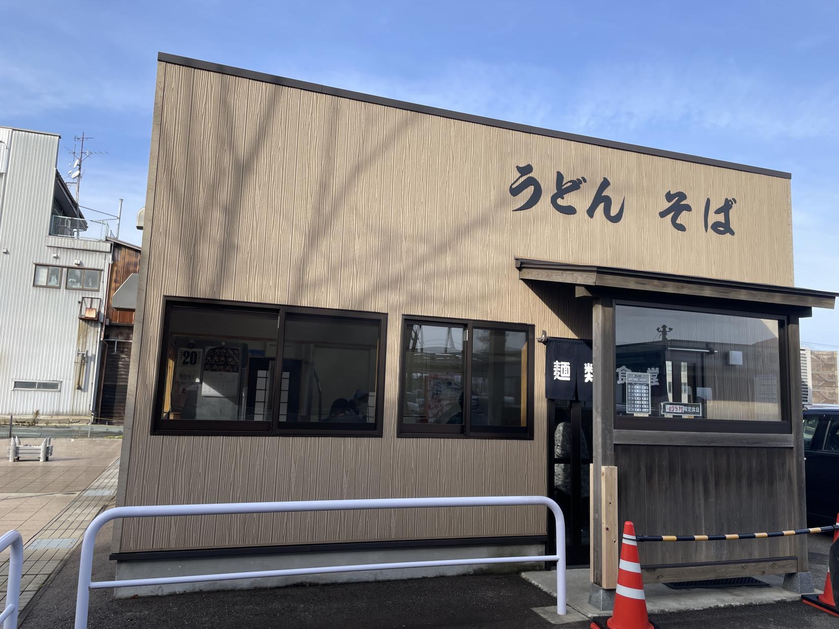駅前にある人気店「麺類食堂」-1