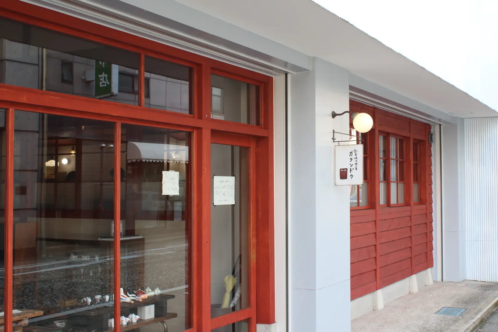 近くの雑貨店「ガランドウ」で高岡大仏の文鎮を買おう-0