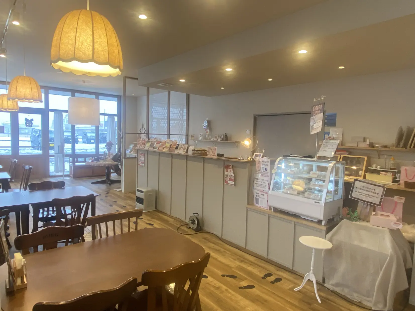 甘い香りがただよう、あたたかな雰囲気の店内-0