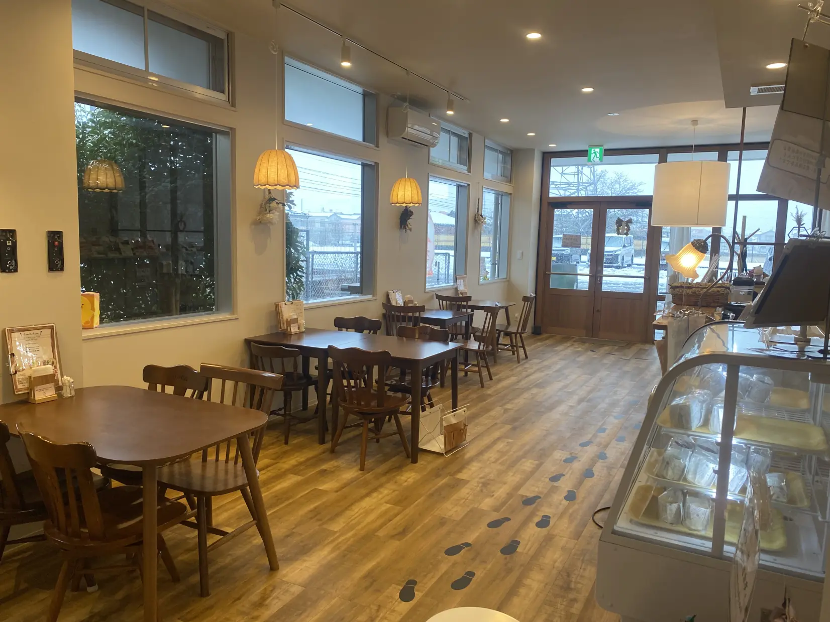甘い香りがただよう、あたたかな雰囲気の店内-2