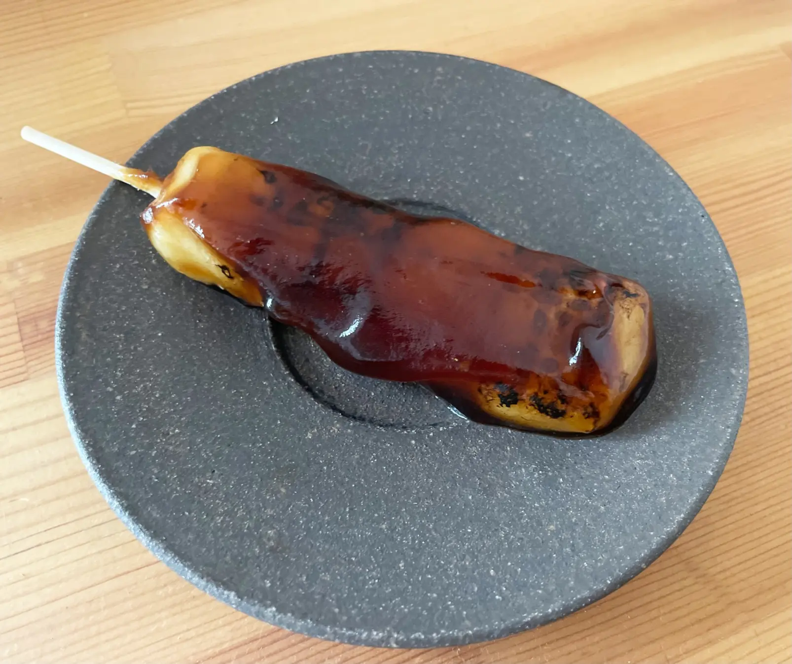 「石谷もちや本店」黒蜜だれをたっぷりかけたあやめ団子【富山市】-0