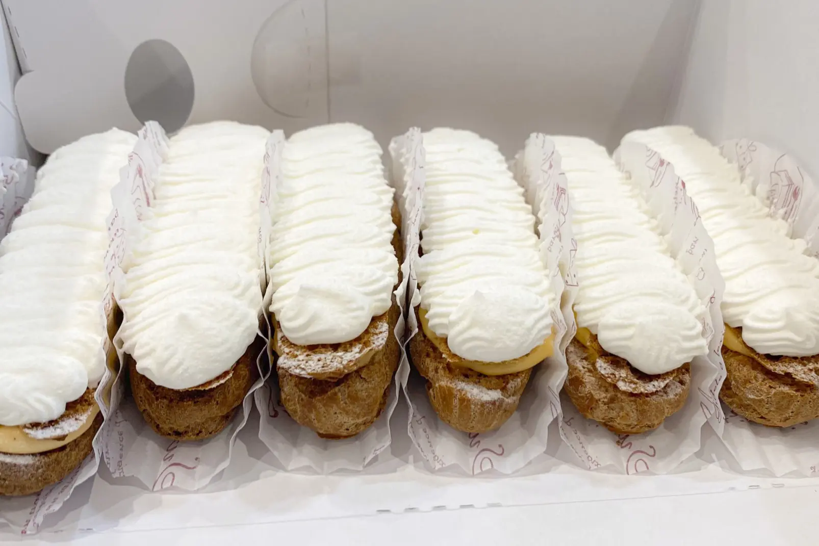 「Pâtisserie Petit Four」フワフワでサクサクな食感！Ｗクリームの濃厚なエクレア【高岡市】-1