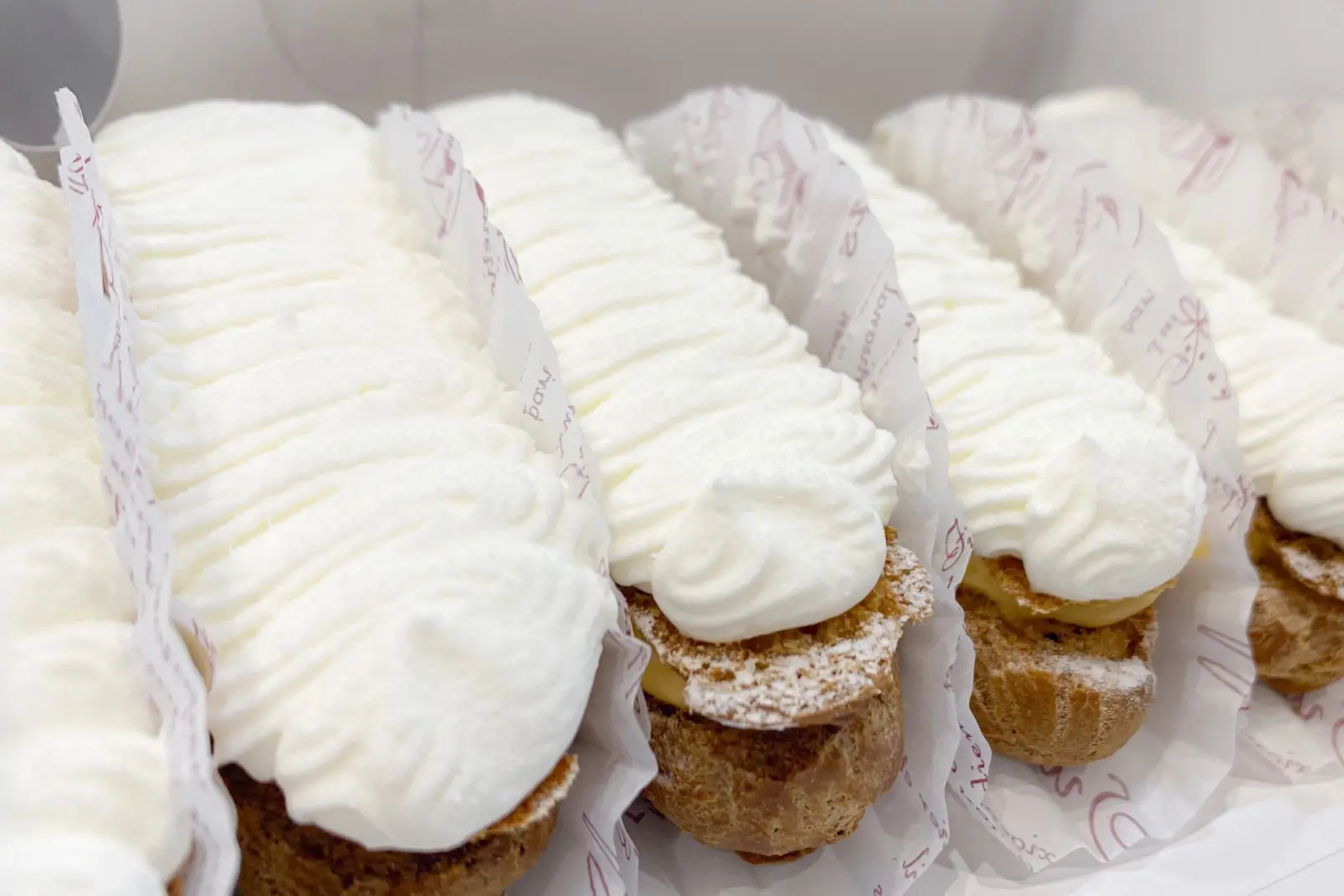 「Pâtisserie Petit Four」フワフワでサクサクな食感！Ｗクリームの濃厚なエクレア【高岡市】-0