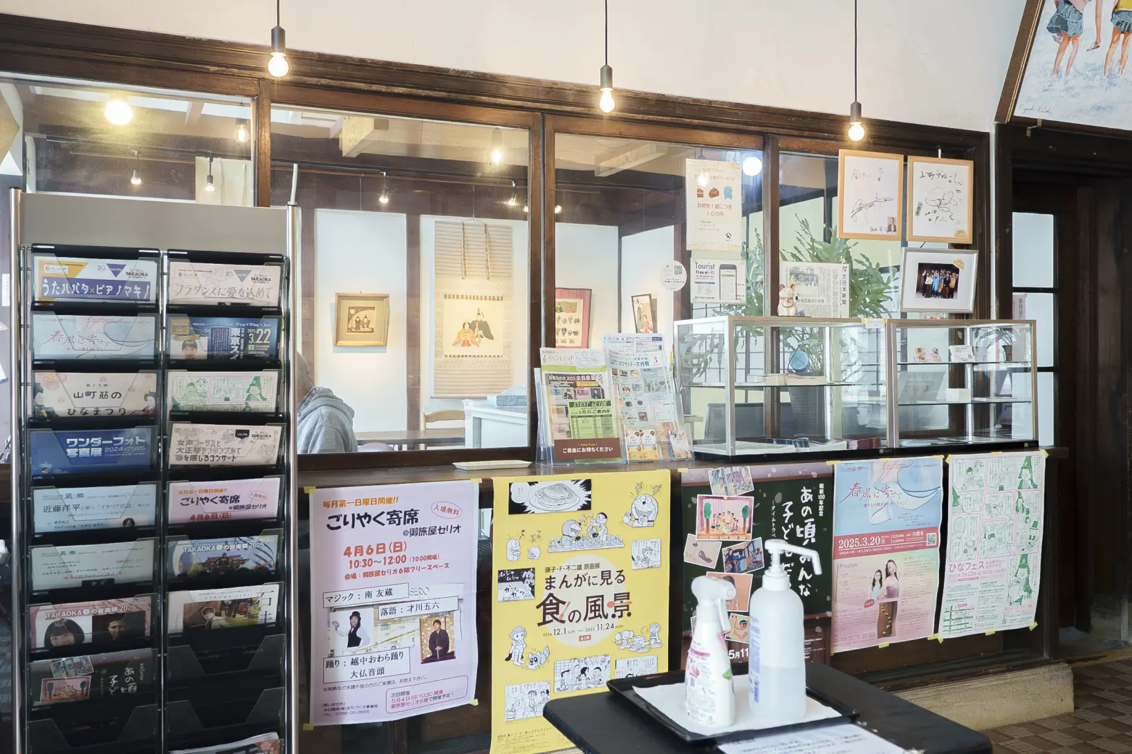 歴史を感じられる館内-0