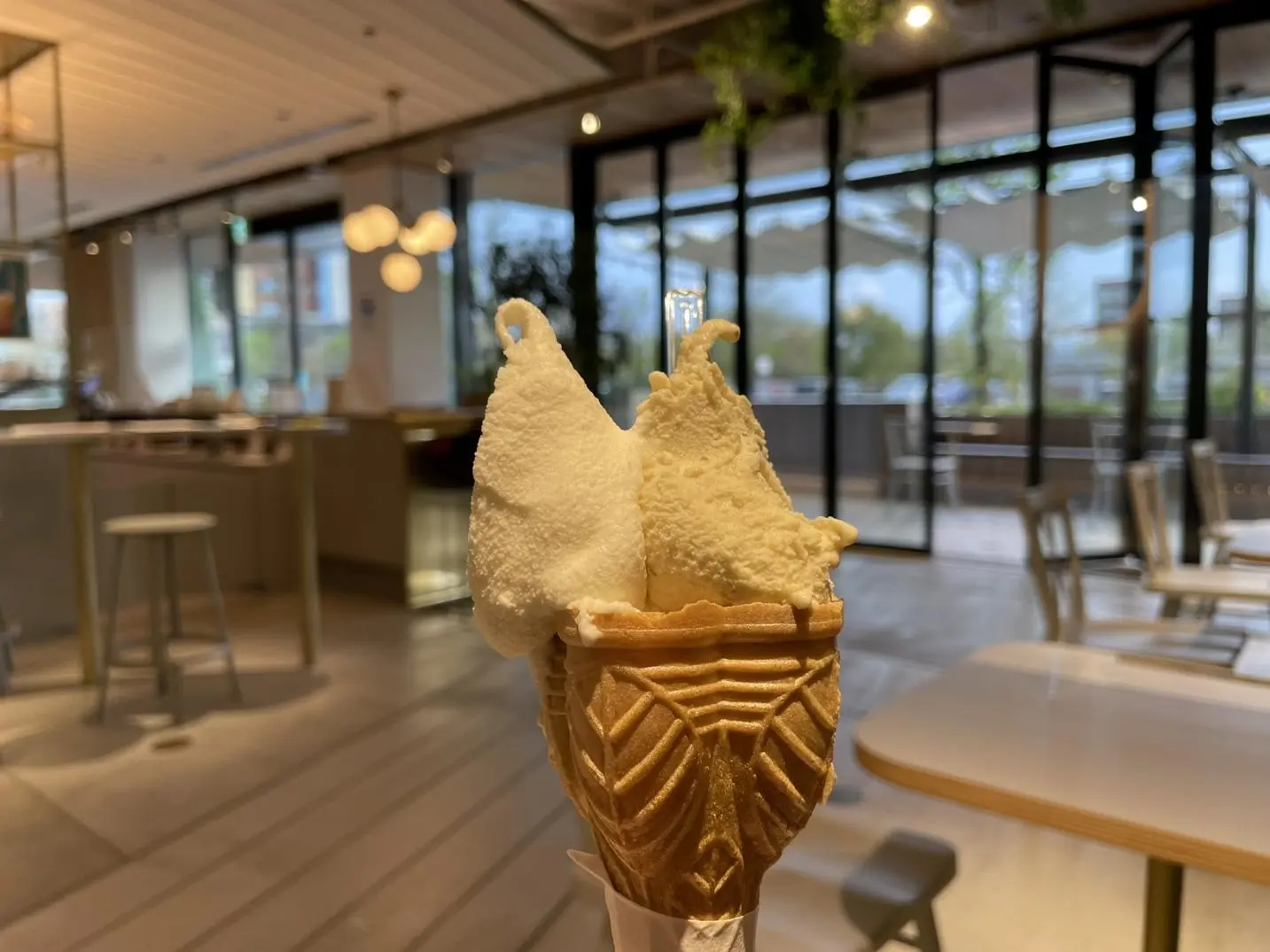 2．環水公園を眺めながらジェラートを堪能！「点点茶」（富山市）-0