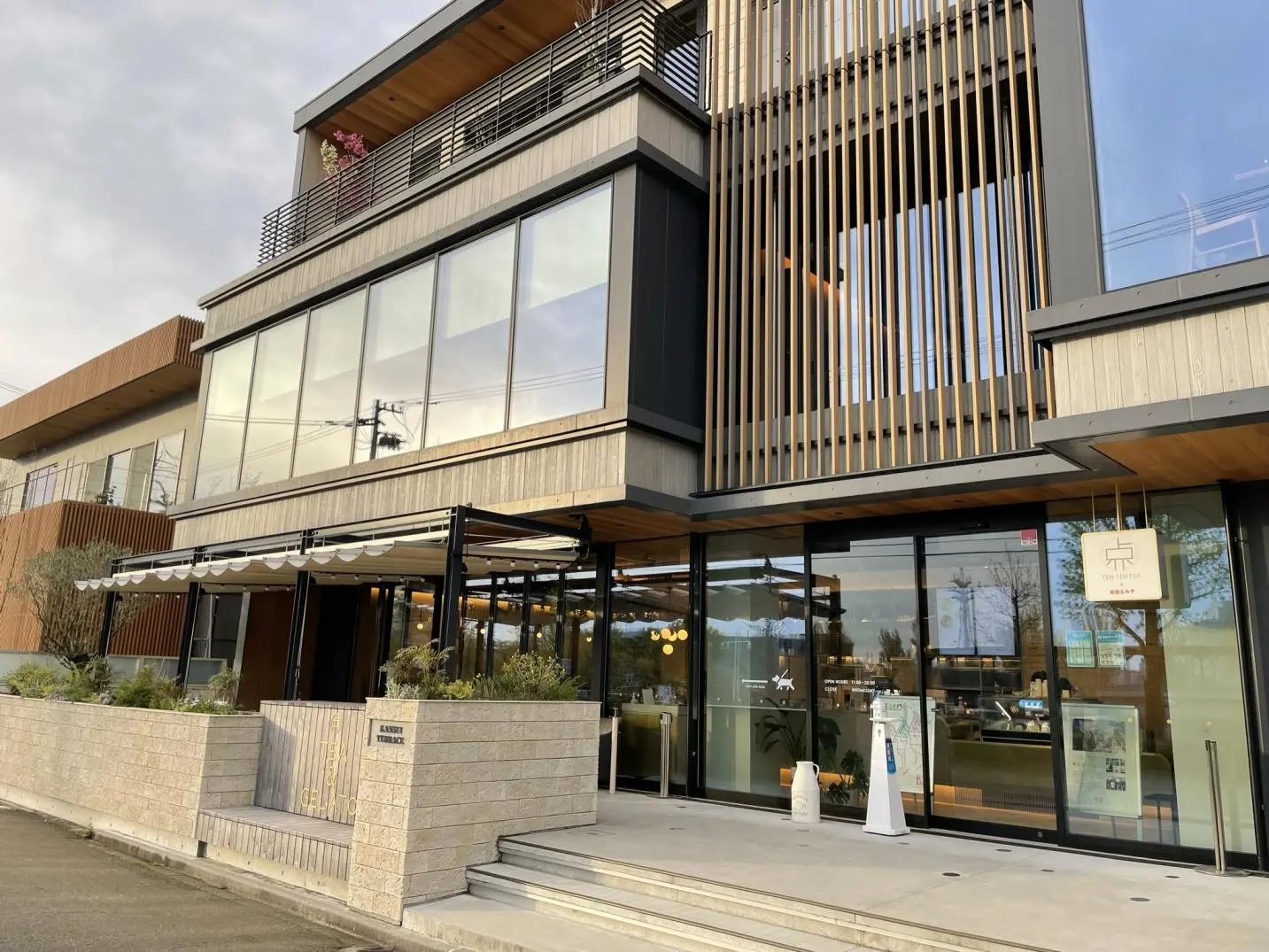 2．環水公園を眺めながらジェラートを堪能！「点点茶」（富山市）-4