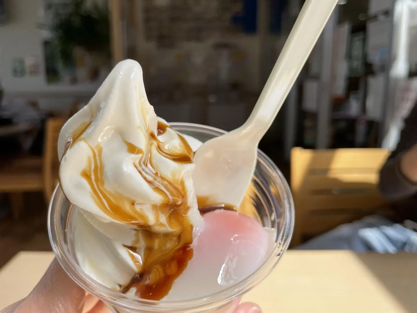 6．醤油をかける変わり種ソフトクリームにトライしてみては？「道の駅メルヘンおやべ」（小矢部市）-1