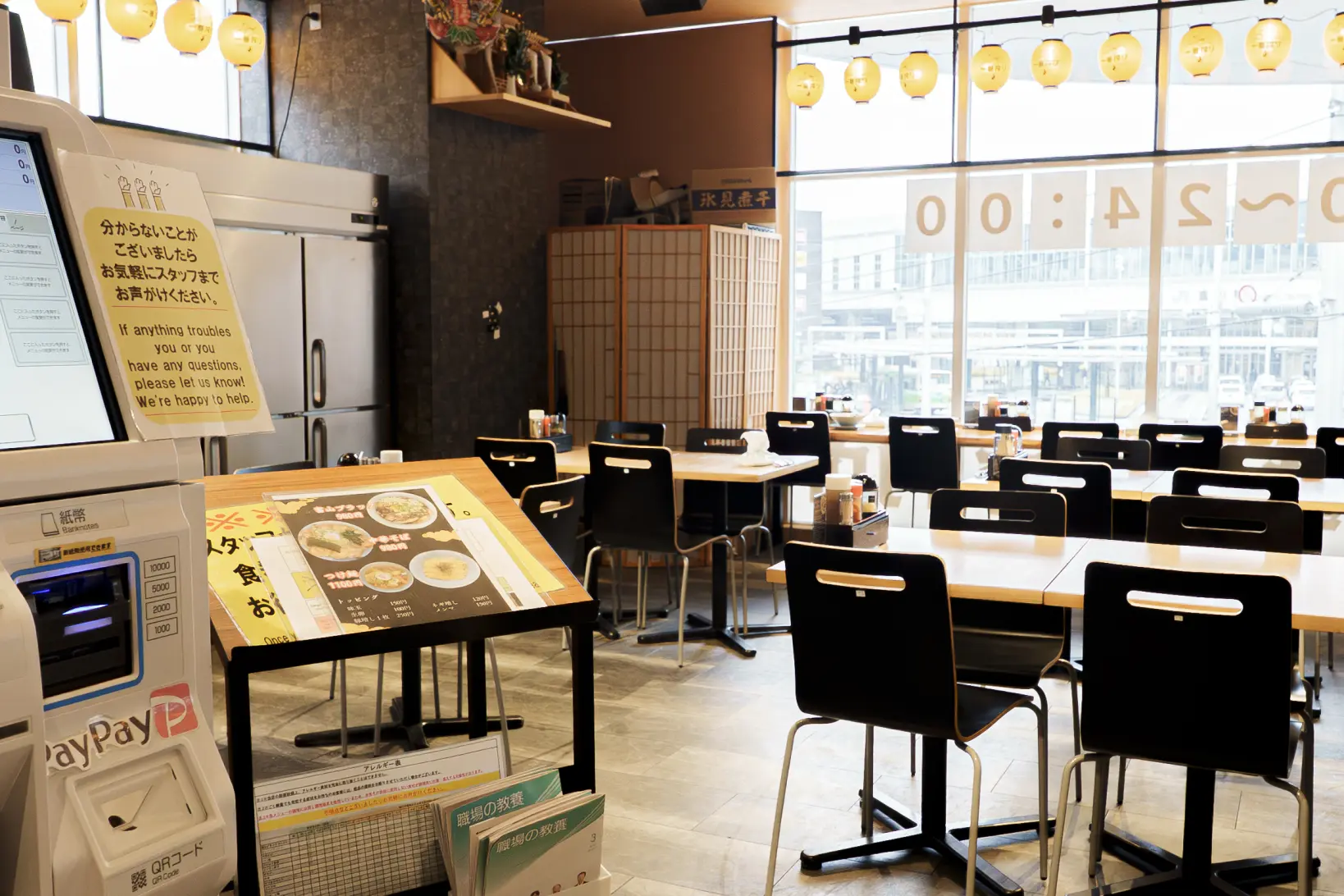富山駅前を眺められる店内-0