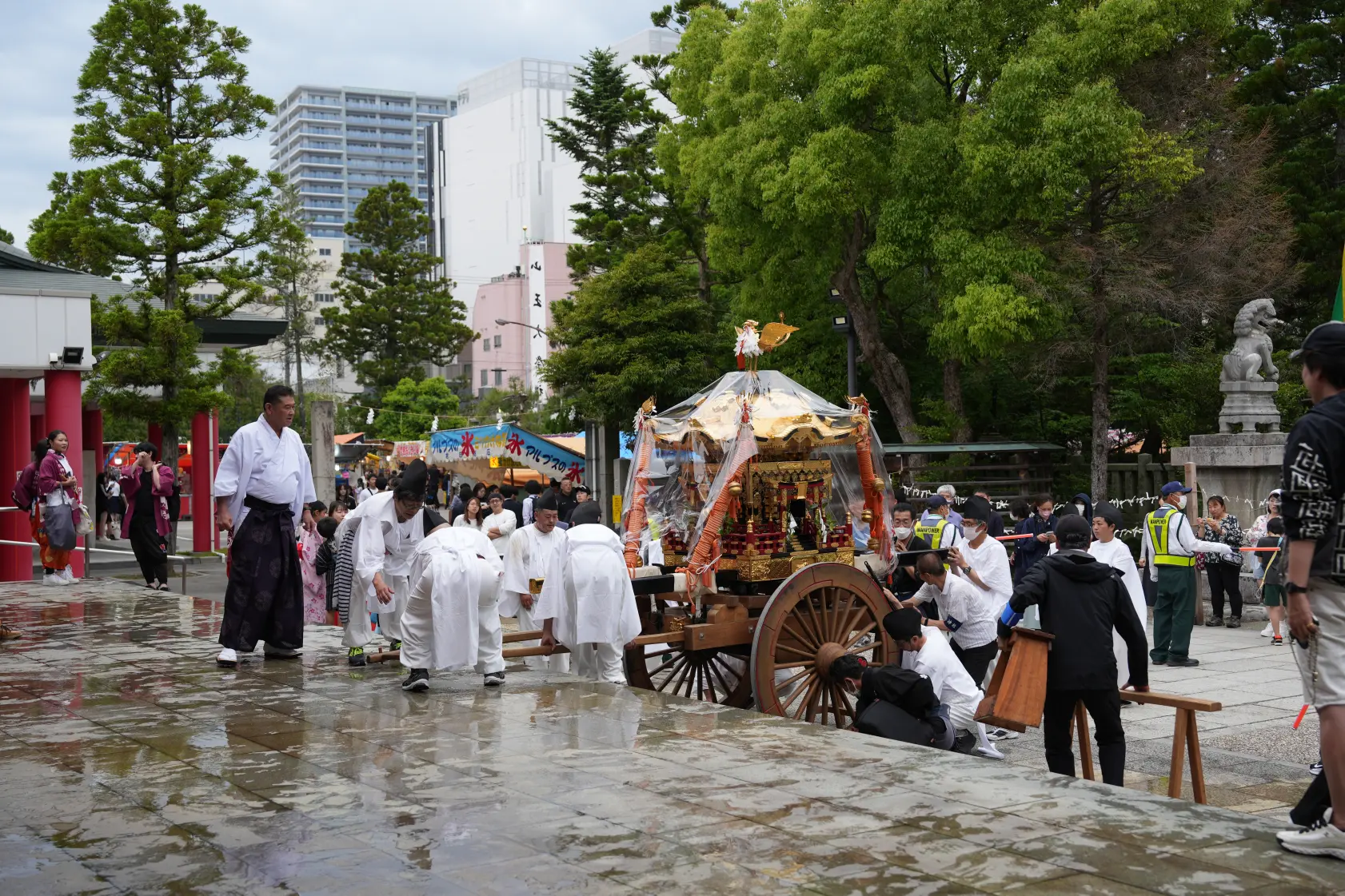 神輿や獅子舞の巡行が行われます-1