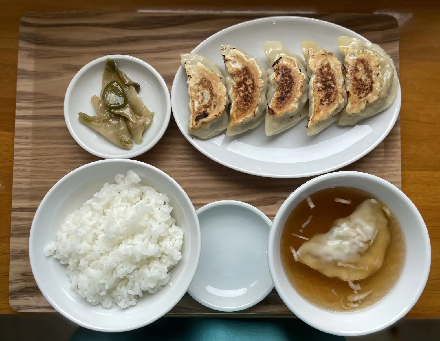イートインで人気の餃子定食-1
