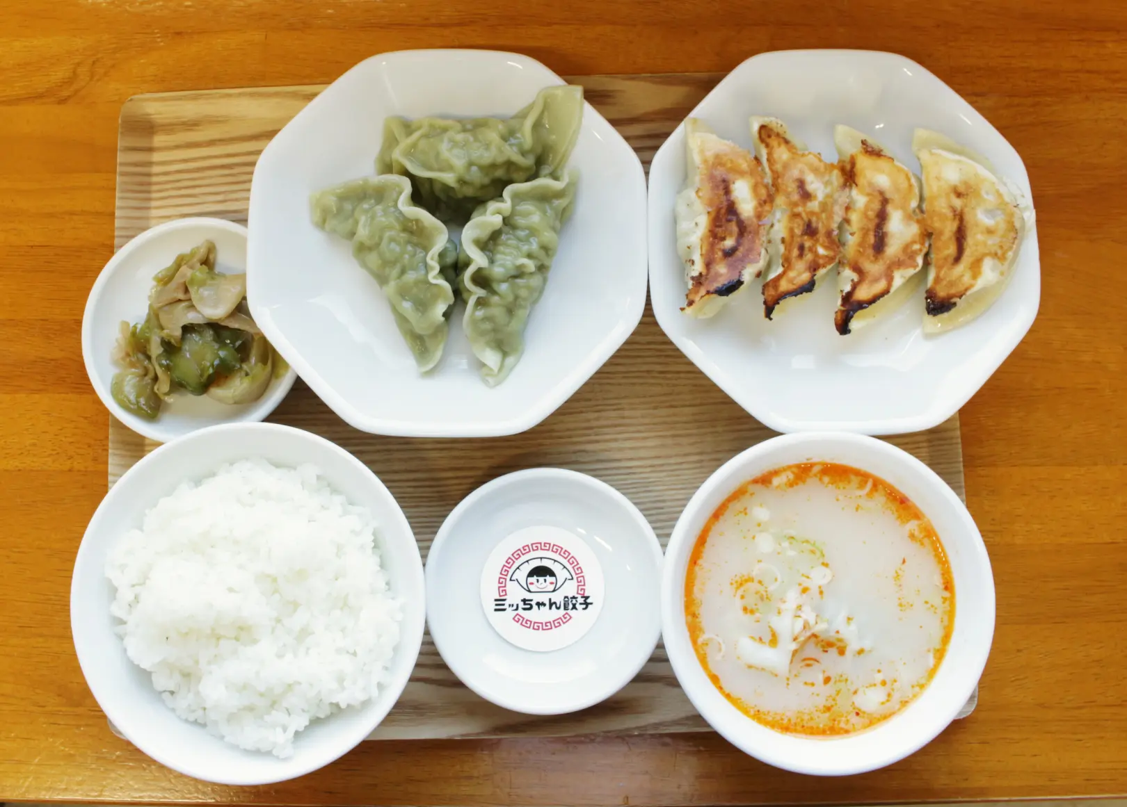 週末限定の“変わり種餃子”も人気！-0