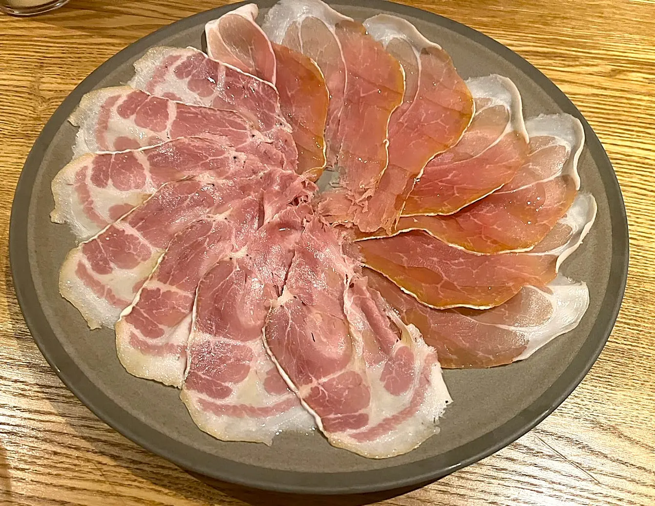 やみつきになる良質な脂が乗った「生ハム盛り合わせ」-0