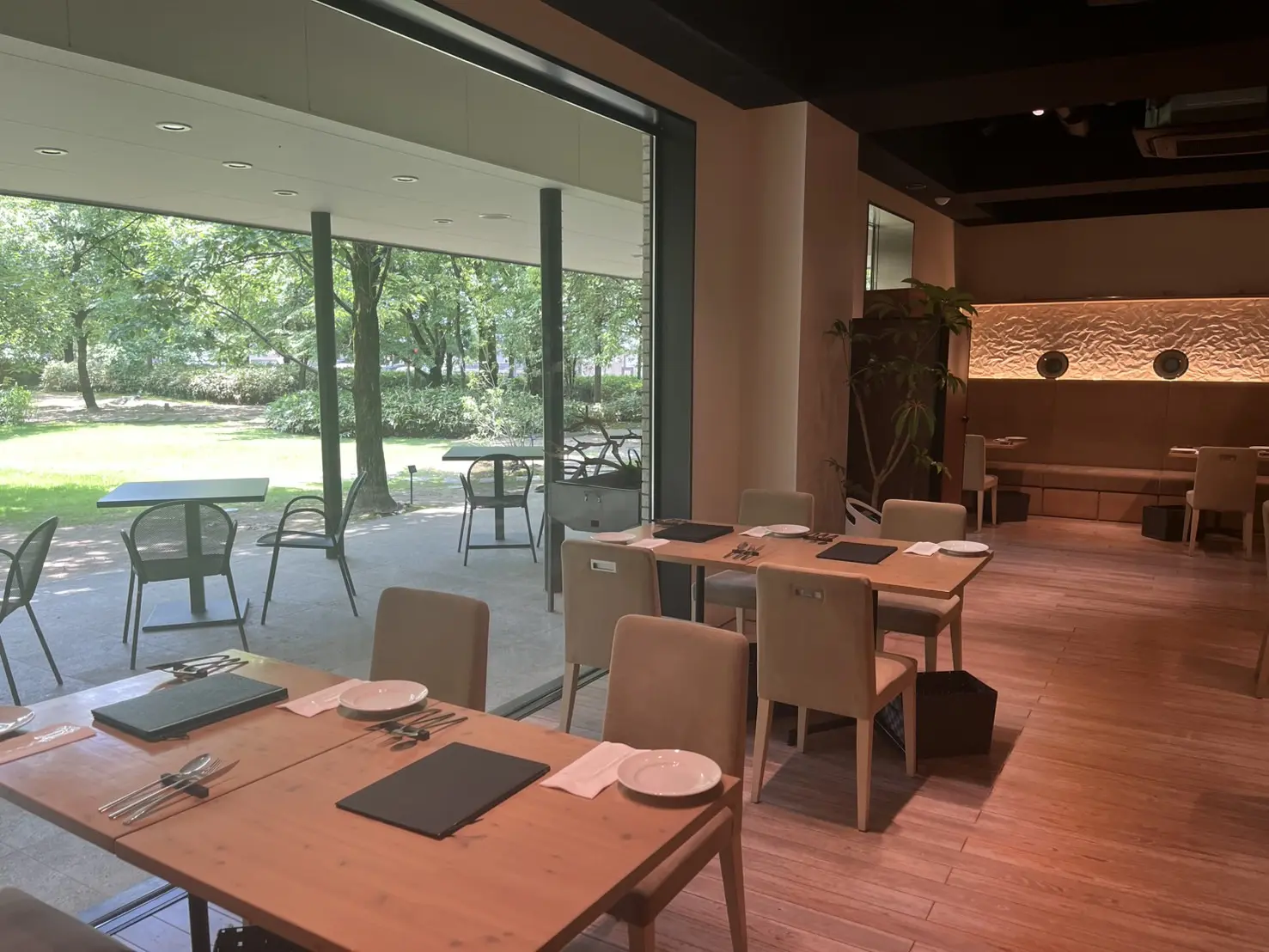 【12:00～13:15】フランス料理店「シェ・ヨシ」で地産食材使用のランチを堪能-1