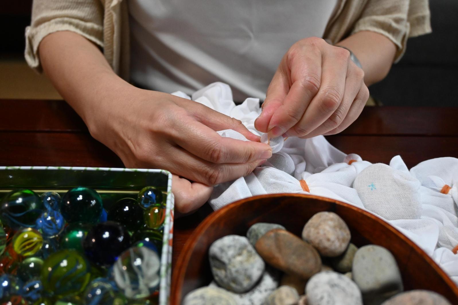 手しごとに没頭-0